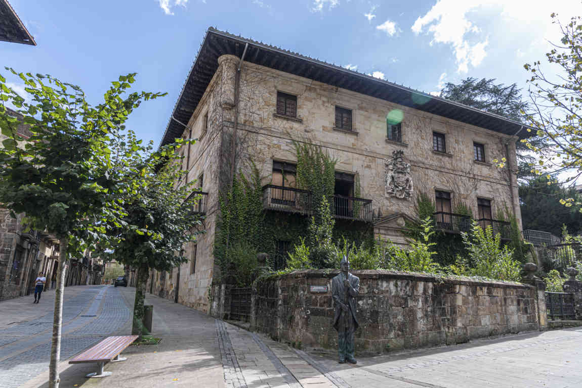 Vizcaya - Elorrio 18 - palacio Zearsolo Casajara.jpg